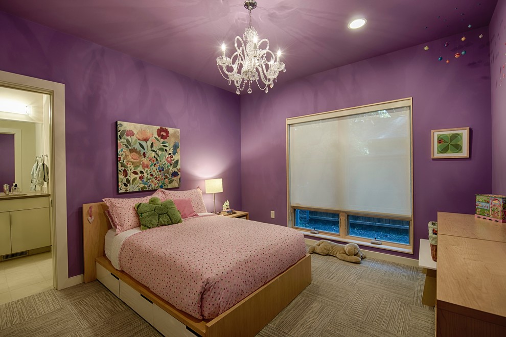 Cette image montre une chambre d'enfant design avec un mur violet.