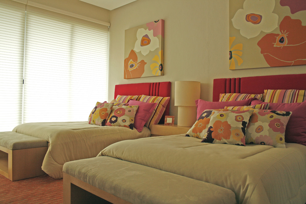 Inspiration for a contemporary girl carpeted kids' room remodel in Mexico City with beige walls