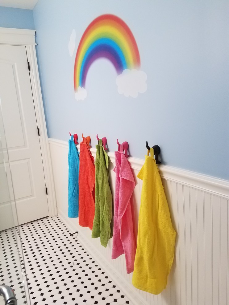 Modelo de habitación infantil unisex de 1 a 3 años bohemia de tamaño medio con paredes azules, suelo laminado y suelo multicolor