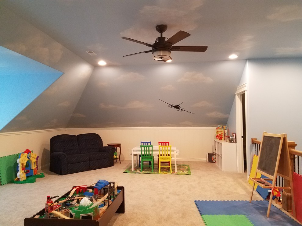 Großes, Neutrales Klassisches Kinderzimmer mit Spielecke, blauer Wandfarbe, Teppichboden und beigem Boden in Chicago