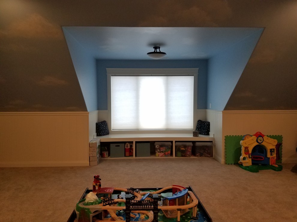 Idéer för stora vintage könsneutrala barnrum kombinerat med lekrum och för 4-10-åringar, med blå väggar, heltäckningsmatta och beiget golv