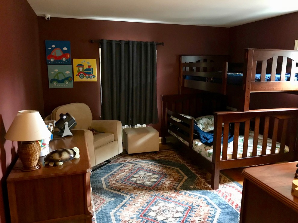 Cette photo montre une chambre d'enfant de 4 à 10 ans chic de taille moyenne avec un mur rouge, un sol en bois brun et un sol marron.