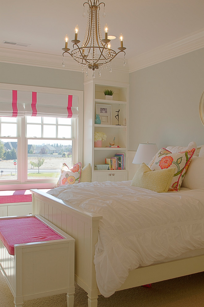 Exempel på ett mellanstort shabby chic-inspirerat barnrum kombinerat med sovrum, med blå väggar, heltäckningsmatta och beiget golv