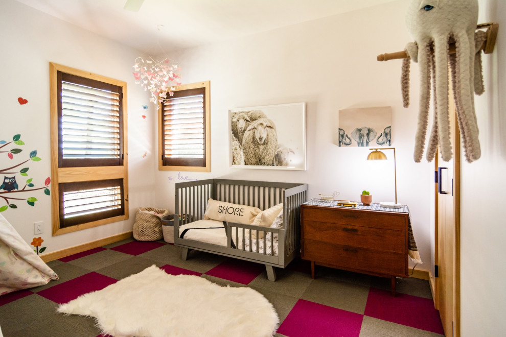 Пример оригинального дизайна: нейтральная детская в стиле модернизм с спальным местом, белыми стенами, ковровым покрытием и розовым полом для ребенка от 1 до 3 лет