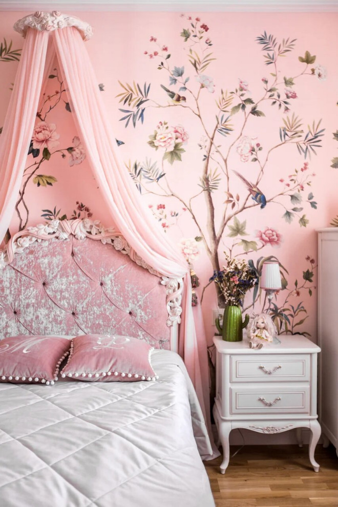 На фото: детская в классическом стиле с спальным местом и розовыми стенами для девочки с