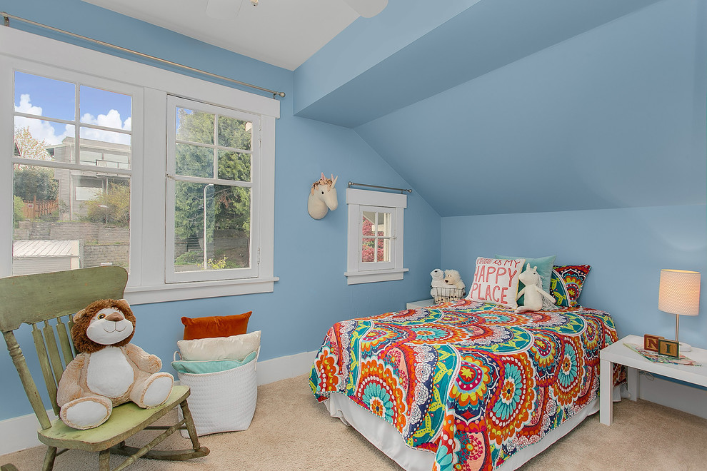 Foto di una cameretta per bambini tradizionale di medie dimensioni con pareti blu e moquette
