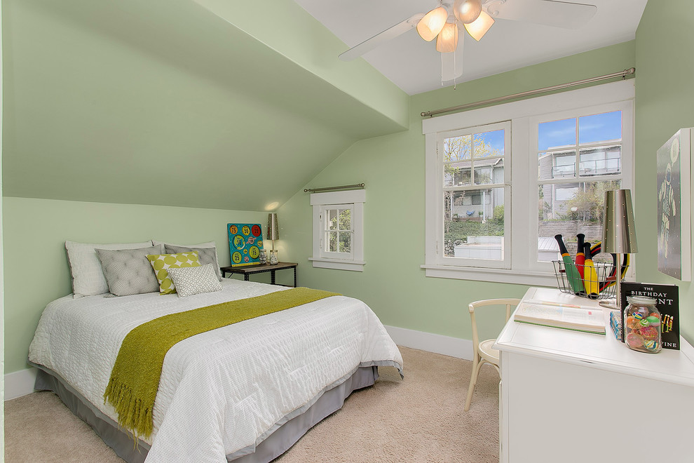 シアトルにある中くらいなトランジショナルスタイルのおしゃれな子供部屋 (緑の壁、カーペット敷き) の写真
