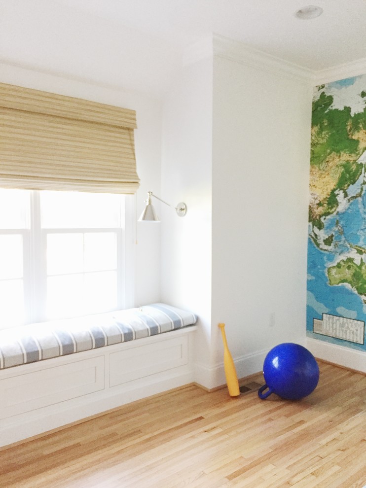 Diseño de dormitorio infantil de 4 a 10 años minimalista grande con paredes blancas y suelo de madera clara