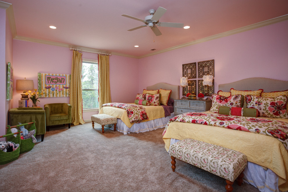 Immagine di una cameretta per bambini tradizionale di medie dimensioni con pareti rosa, moquette e pavimento beige