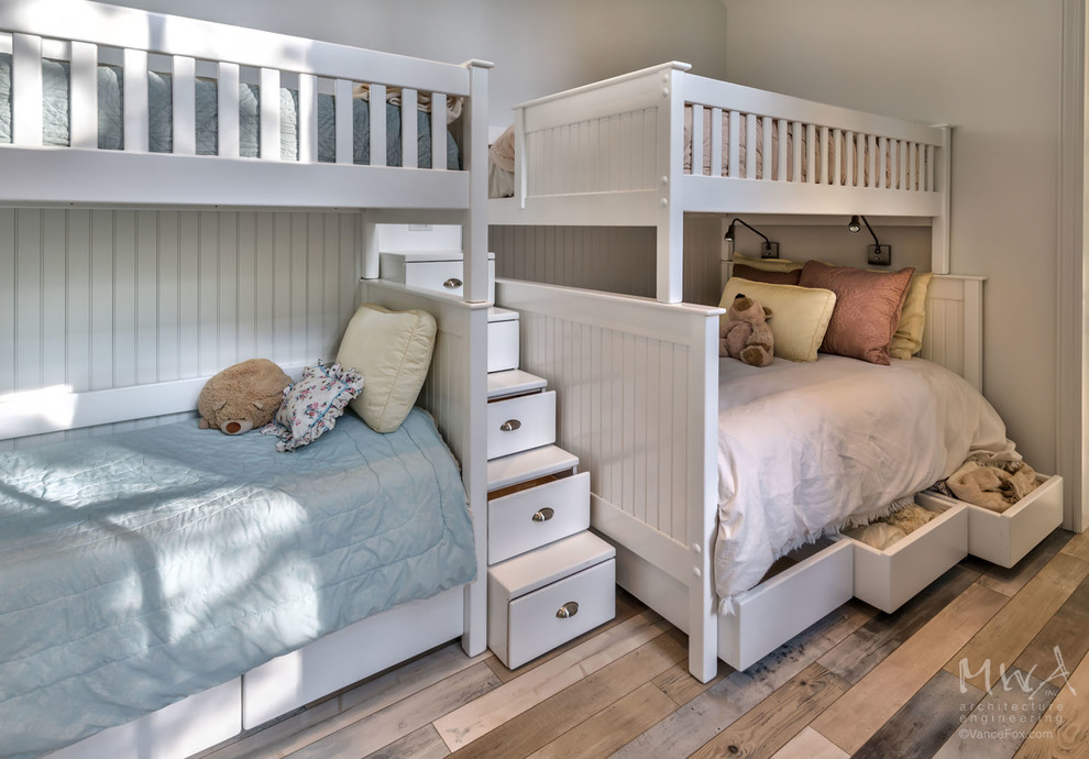 Foto de dormitorio infantil clásico renovado grande con paredes multicolor, suelo de madera en tonos medios y suelo multicolor