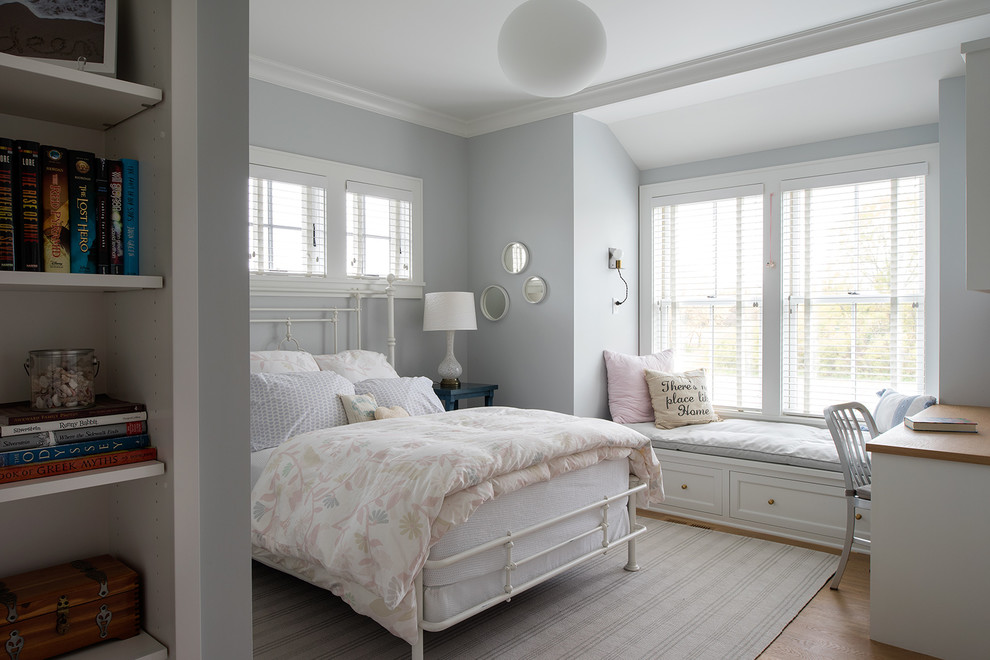 Idéer för ett lantligt barnrum kombinerat med sovrum, med grå väggar, mellanmörkt trägolv och brunt golv