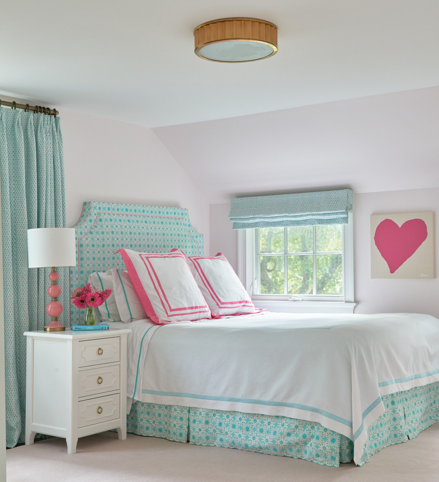 Idéer för mellanstora vintage flickrum kombinerat med sovrum och för 4-10-åringar, med rosa väggar, heltäckningsmatta och rosa golv