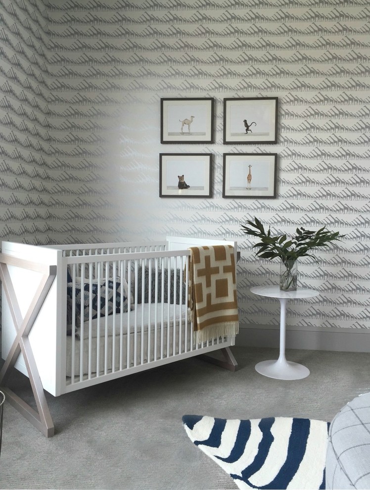 Ejemplo de habitación de bebé niño moderna grande con paredes blancas, moqueta y suelo gris