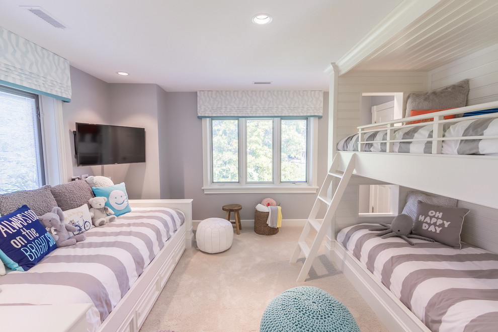 Стильный дизайн: нейтральная детская в морском стиле с спальным местом, серыми стенами, ковровым покрытием и бежевым полом для подростка, двоих детей - последний тренд