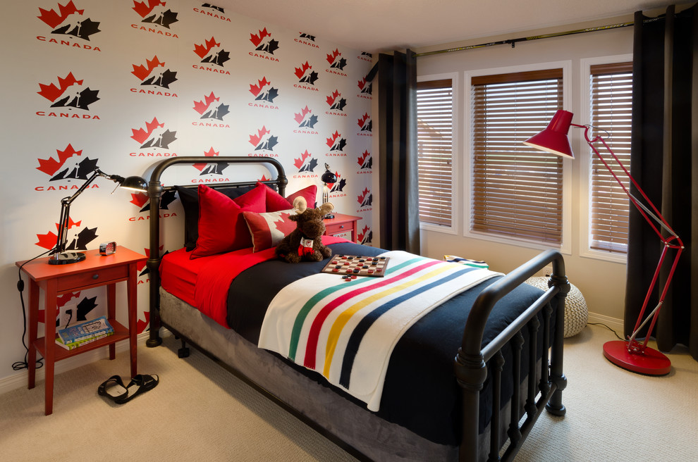 Пример оригинального дизайна: детская среднего размера в стиле рустика с спальным местом, бежевыми стенами и ковровым покрытием для подростка, мальчика