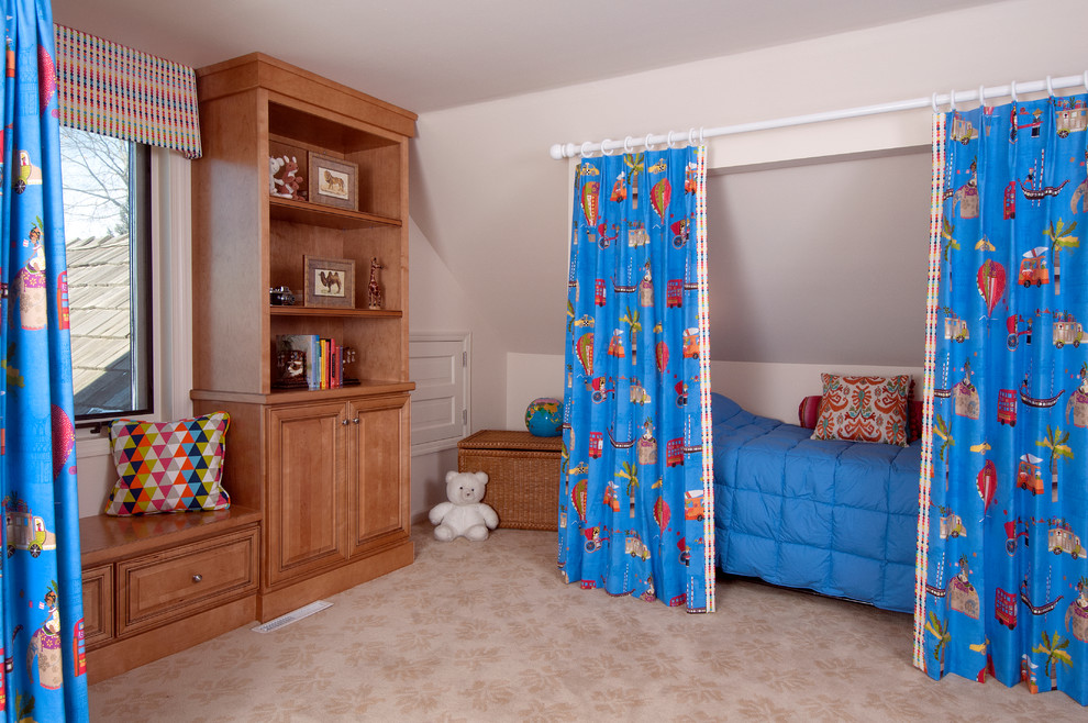 Immagine di una cameretta per bambini tradizionale di medie dimensioni con pareti bianche e moquette