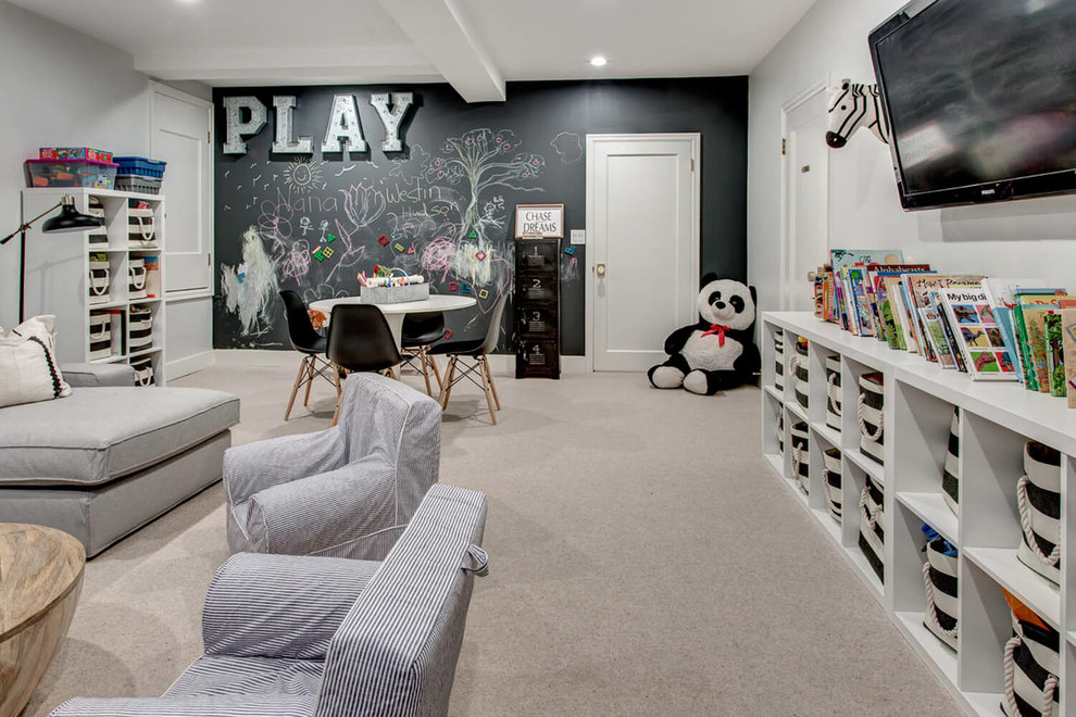 Foto på ett vintage könsneutralt barnrum kombinerat med lekrum och för 4-10-åringar, med svarta väggar, heltäckningsmatta och grått golv
