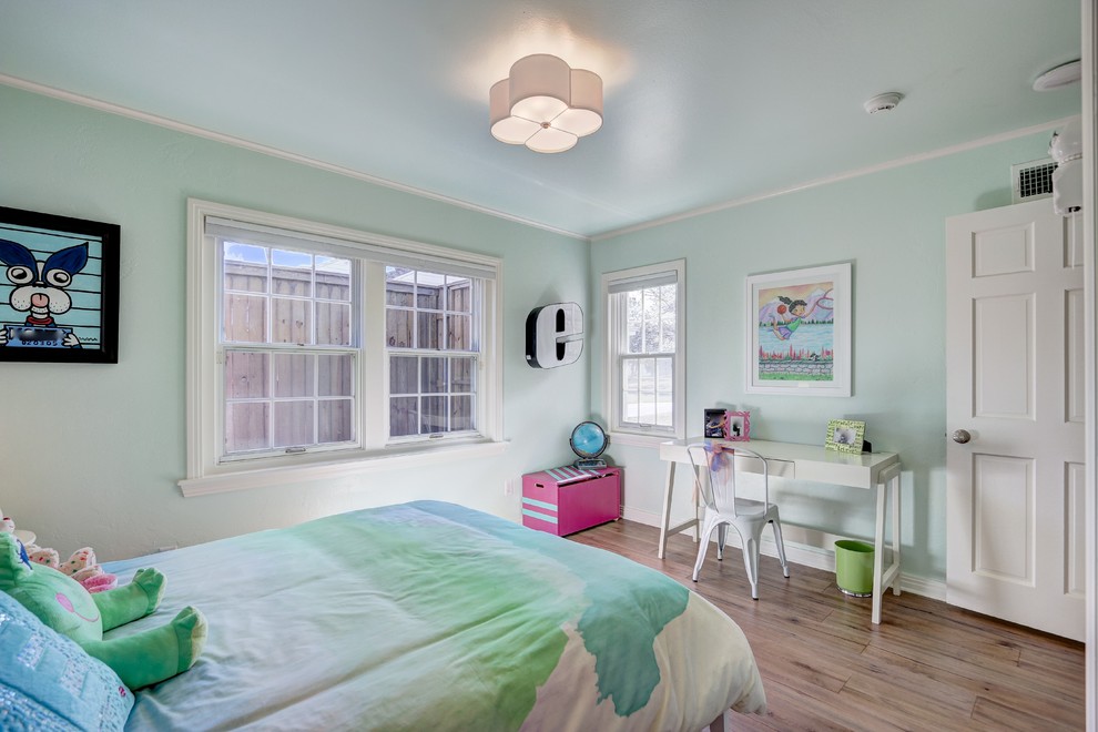 Diseño de dormitorio infantil tradicional renovado de tamaño medio con paredes verdes y suelo de madera en tonos medios