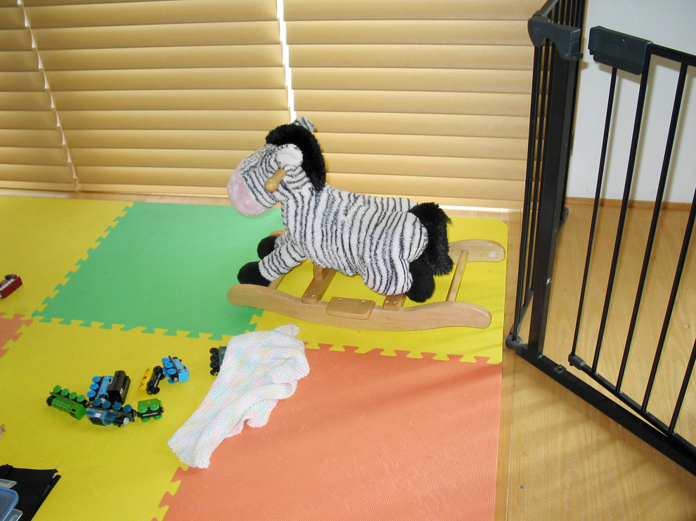 Foto de dormitorio infantil de 1 a 3 años tradicional grande con suelo de madera clara y paredes blancas