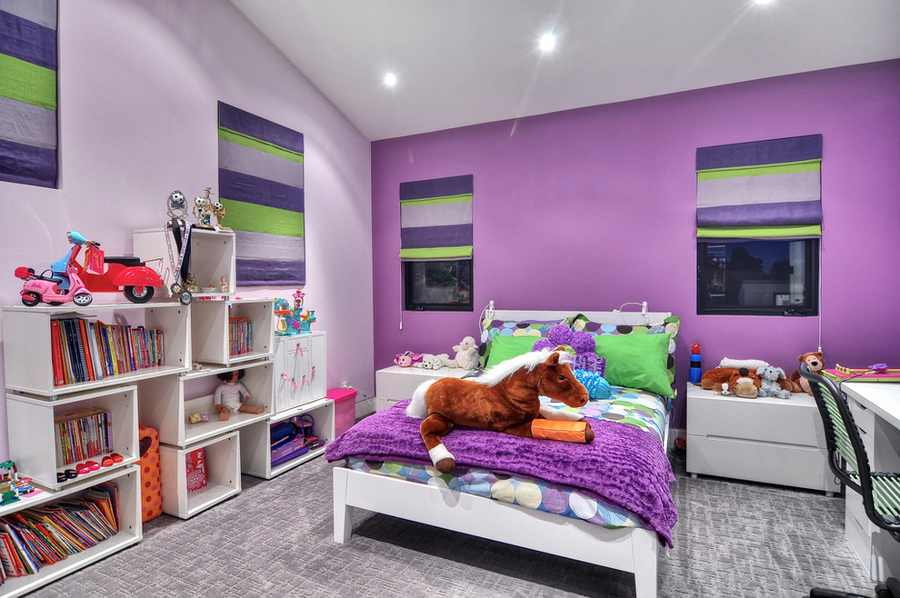 Inredning av ett modernt flickrum kombinerat med sovrum och för 4-10-åringar, med lila väggar, heltäckningsmatta och grått golv