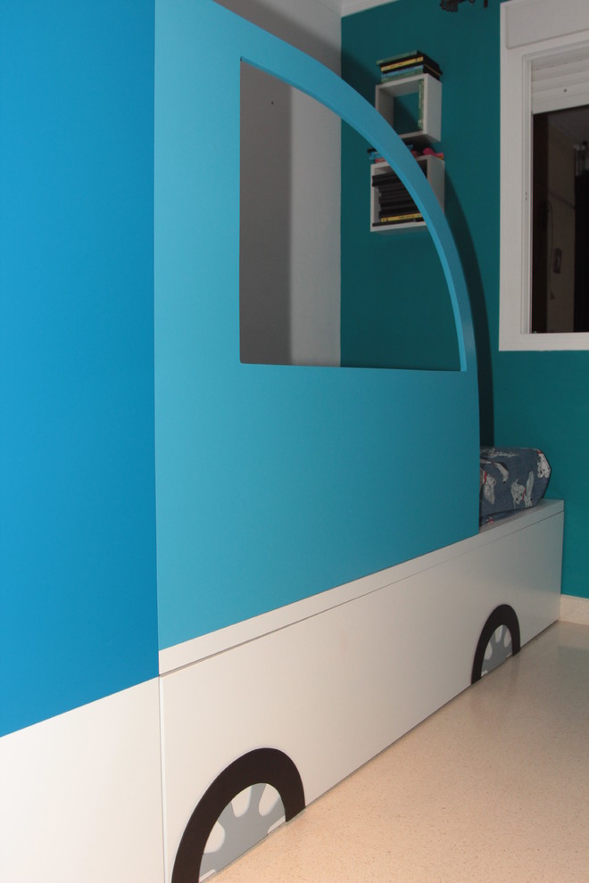 Esempio di una piccola cameretta per bambini da 4 a 10 anni design con pareti multicolore