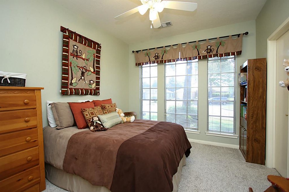 Klassisches Jungszimmer mit Schlafplatz, grüner Wandfarbe und Teppichboden in Houston