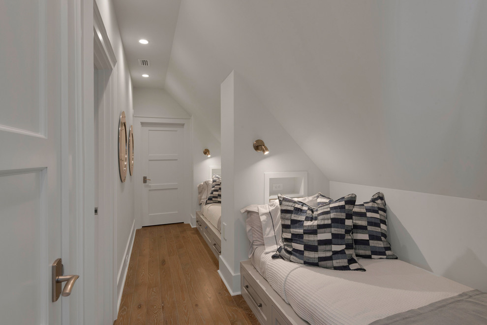 Foto på ett maritimt könsneutralt tonårsrum kombinerat med sovrum, med vita väggar och mörkt trägolv