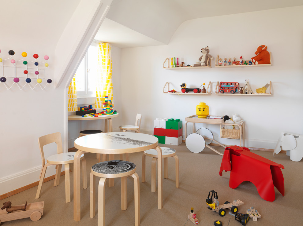 Großes, Neutrales Skandinavisches Kinderzimmer mit Spielecke, weißer Wandfarbe und Korkboden in Kopenhagen