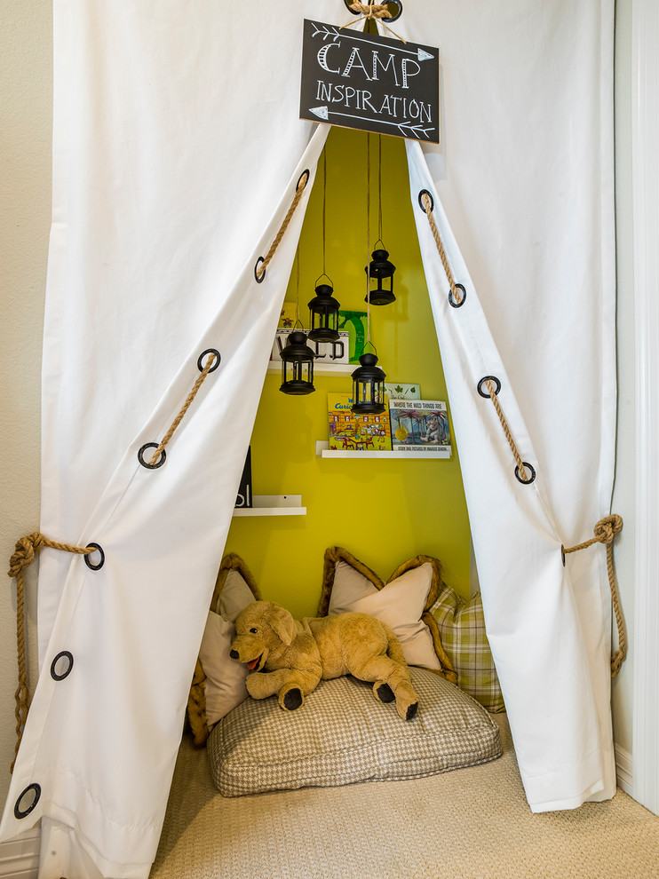 Cette photo montre une petite chambre d'enfant de 4 à 10 ans montagne avec moquette.