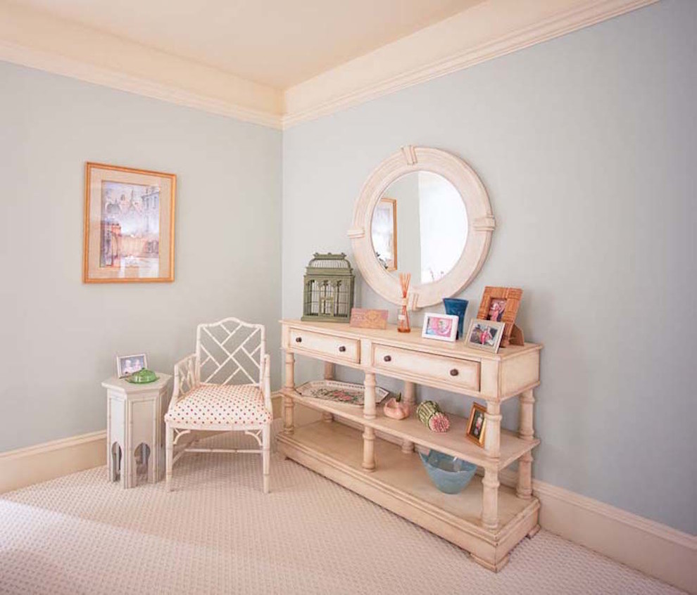 Стильный дизайн: нейтральная детская среднего размера в классическом стиле с спальным местом, синими стенами, ковровым покрытием и бежевым полом для ребенка от 4 до 10 лет - последний тренд