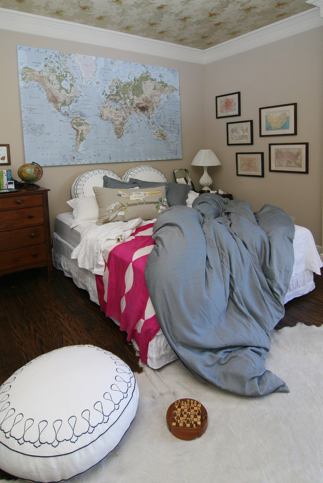 Foto de dormitorio infantil bohemio con paredes beige y suelo de madera oscura