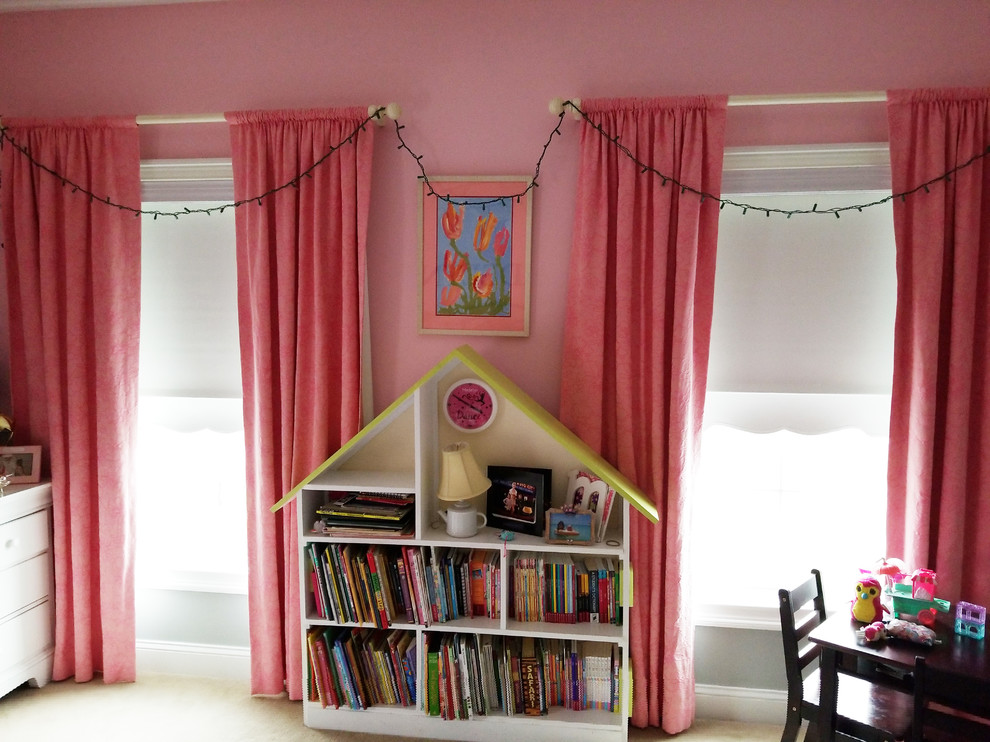 Réalisation d'une chambre d'enfant de 4 à 10 ans tradition de taille moyenne avec un mur rose, moquette et un sol beige.