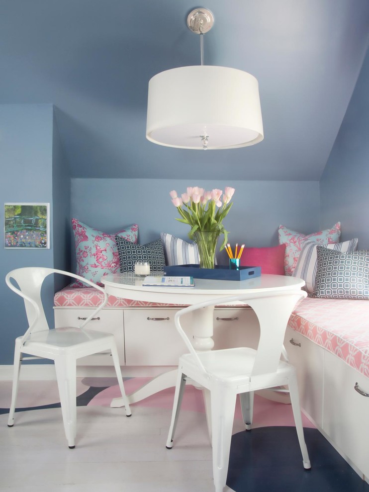 Inspiration för ett vintage barnrum kombinerat med skrivbord, med blå väggar