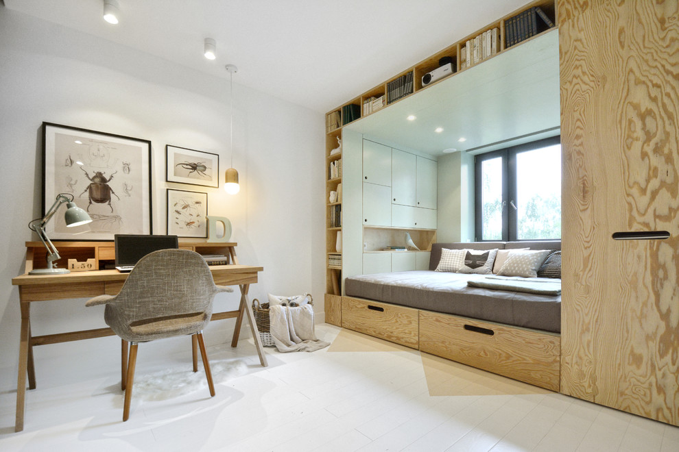 Bild på ett litet funkis könsneutralt tonårsrum kombinerat med sovrum, med vita väggar, målat trägolv och vitt golv