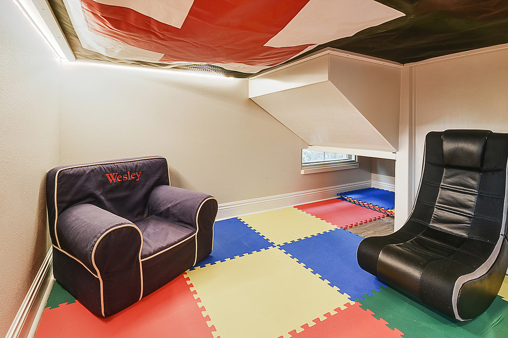 Exempel på ett litet klassiskt pojkrum kombinerat med lekrum och för 4-10-åringar, med beige väggar