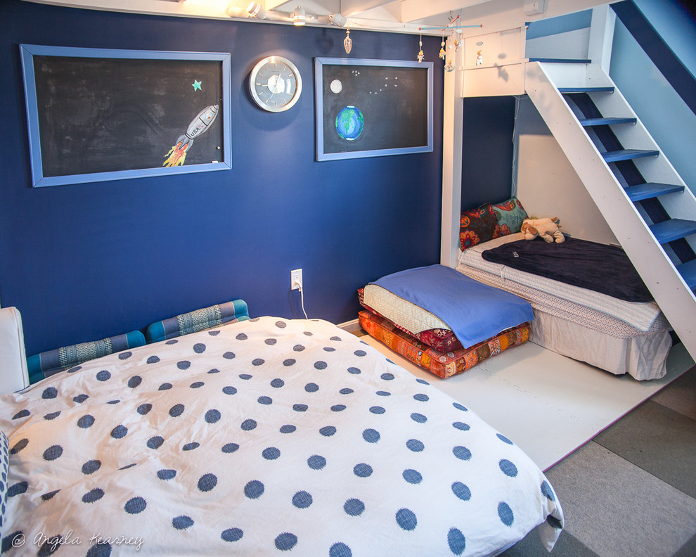 Diseño de dormitorio infantil de 1 a 3 años campestre pequeño con paredes azules y moqueta