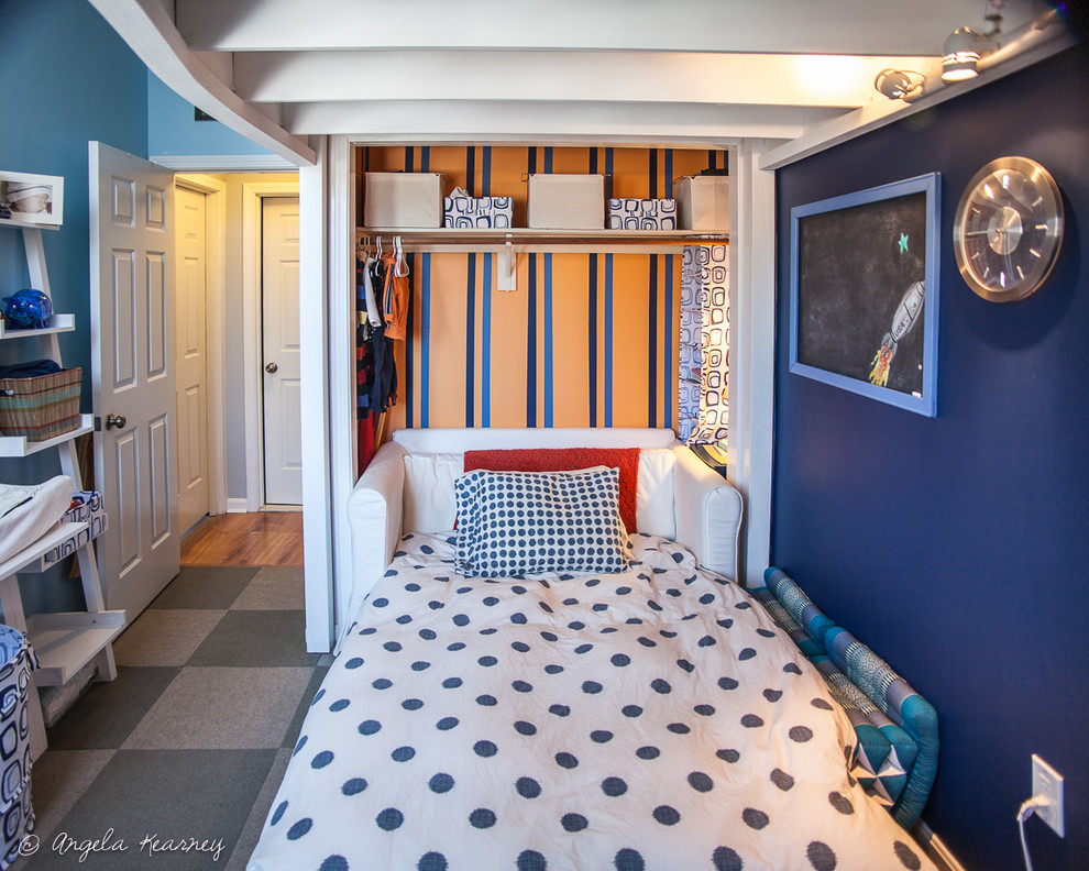 Imagen de dormitorio infantil de 1 a 3 años bohemio pequeño con paredes azules y moqueta