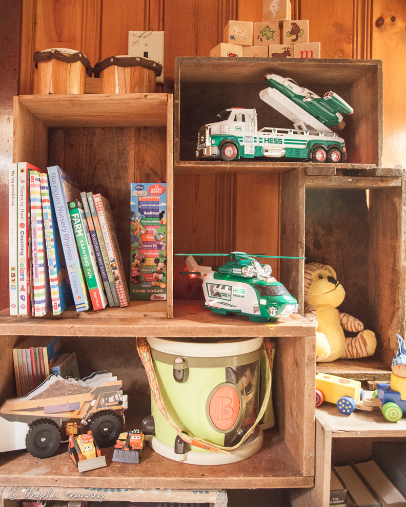 Inspiration för ett litet rustikt könsneutralt småbarnsrum kombinerat med lekrum, med bruna väggar och mellanmörkt trägolv