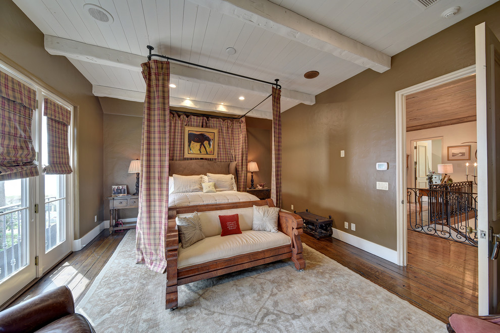 Landhaus Schlafzimmer mit brauner Wandfarbe, braunem Holzboden und braunem Boden in Jacksonville