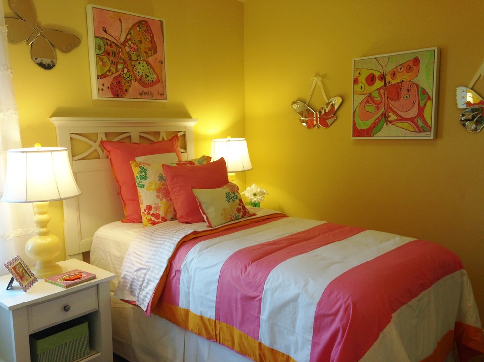 Ispirazione per una cameretta per bambini da 4 a 10 anni chic di medie dimensioni con pareti gialle e moquette