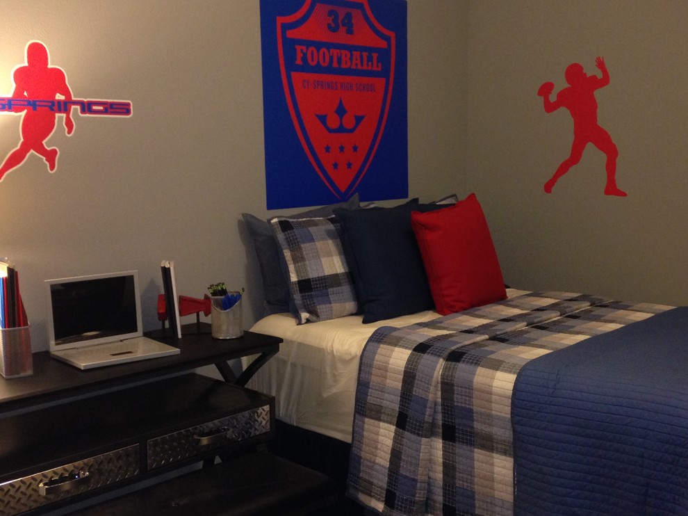 This is an example of a medium sized traditional teen’s room for boys in Indianapolis.