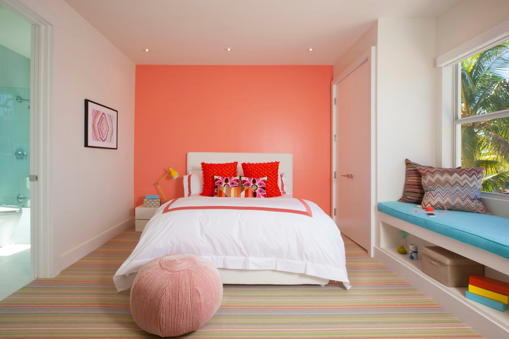 Modern inredning av ett barnrum kombinerat med sovrum, med rosa väggar och heltäckningsmatta