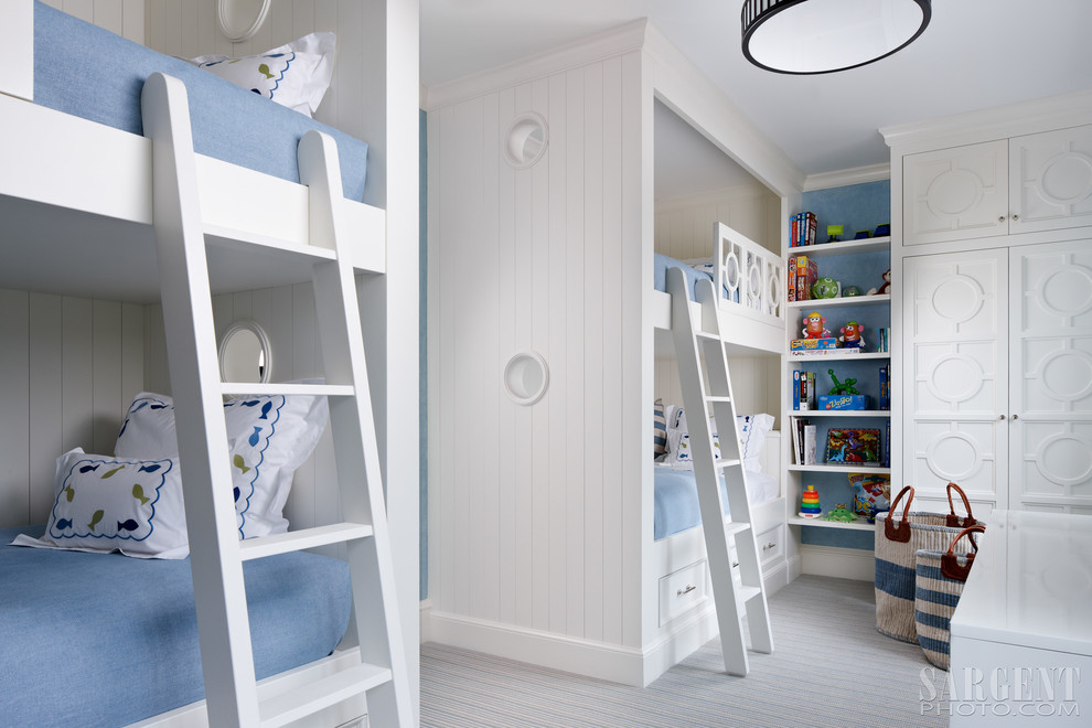 Inspiration för ett mellanstort maritimt könsneutralt barnrum kombinerat med sovrum och för 4-10-åringar, med vita väggar och vitt golv
