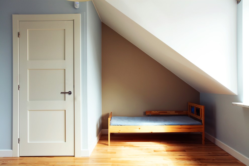 Exemple d'une chambre d'enfant de 4 à 10 ans chic de taille moyenne avec un mur bleu, parquet clair et un sol marron.