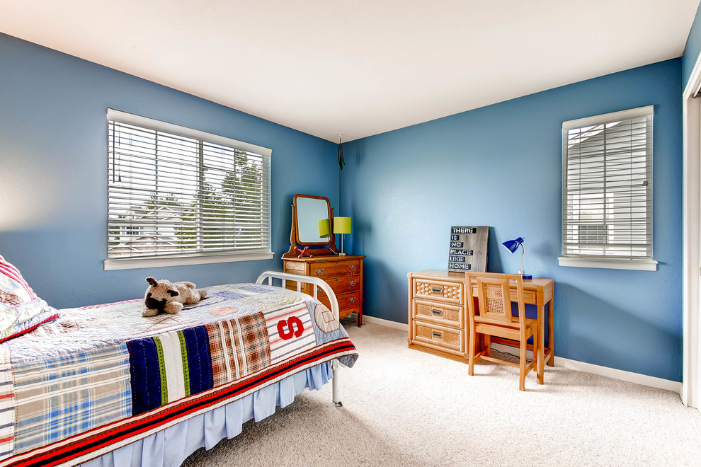 На фото: детская в классическом стиле с спальным местом и ковровым покрытием для ребенка от 4 до 10 лет, мальчика