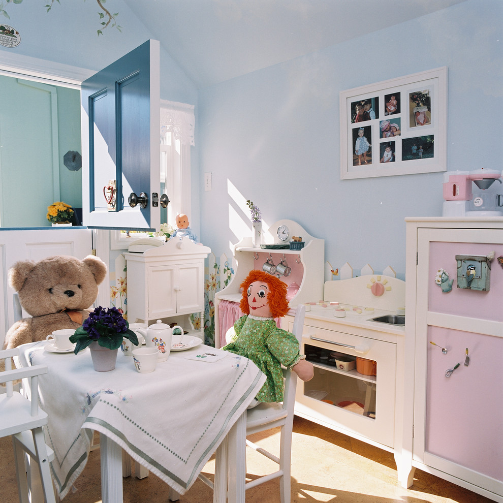 Inredning av ett klassiskt mellanstort könsneutralt barnrum kombinerat med lekrum och för 4-10-åringar, med blå väggar och korkgolv