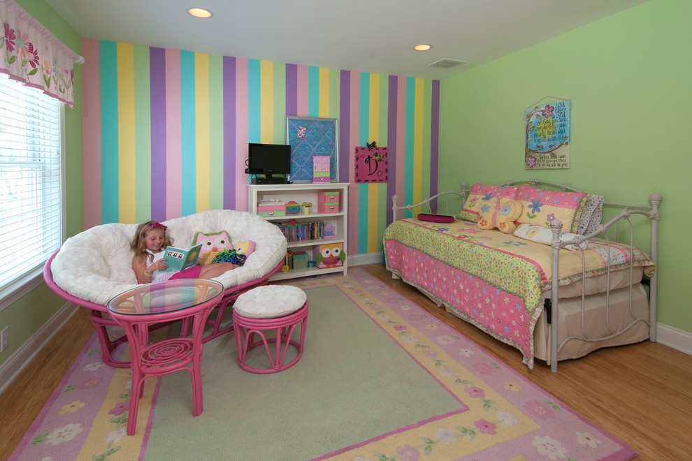 Diseño de dormitorio infantil de 4 a 10 años tradicional de tamaño medio con suelo de madera en tonos medios y paredes multicolor