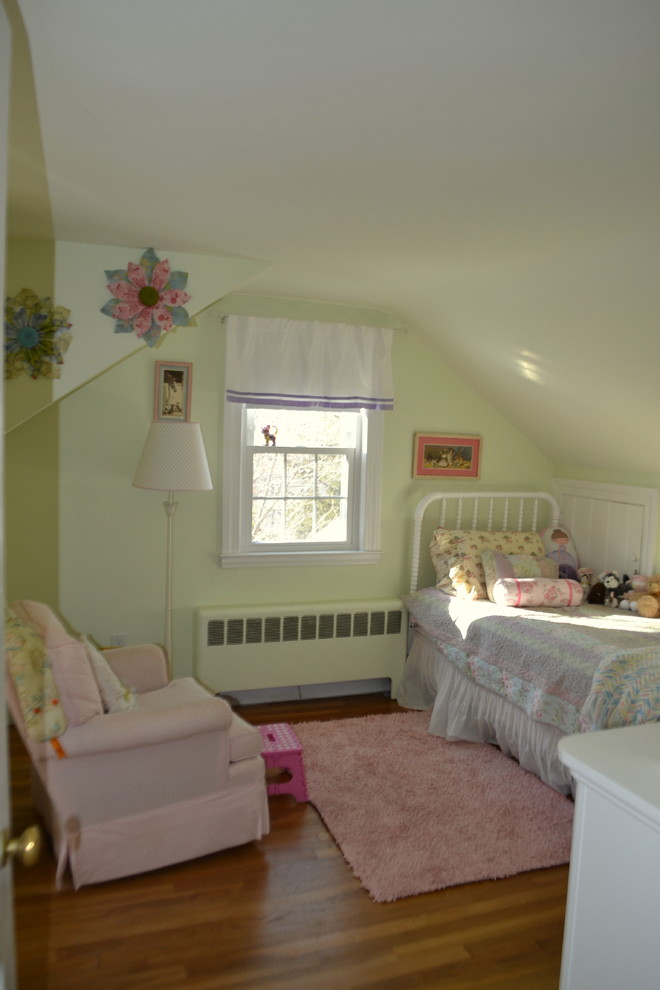 Diseño de dormitorio infantil de 4 a 10 años clásico de tamaño medio con paredes verdes y suelo de madera en tonos medios