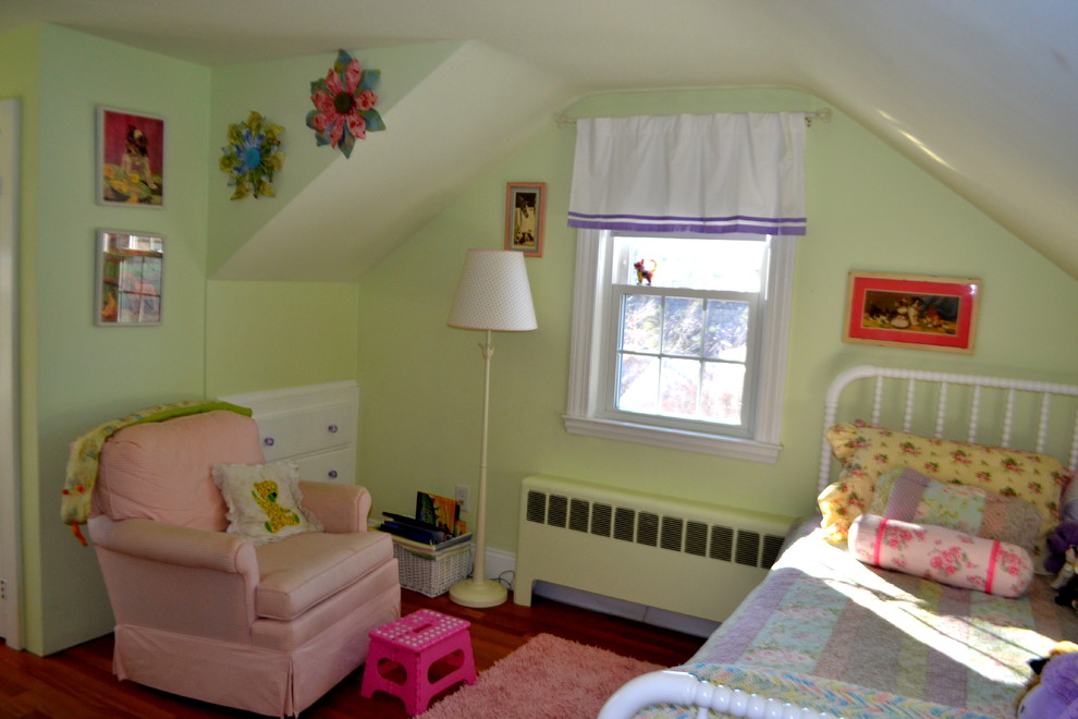 Modelo de dormitorio infantil de 4 a 10 años tradicional de tamaño medio con paredes verdes y suelo de madera en tonos medios