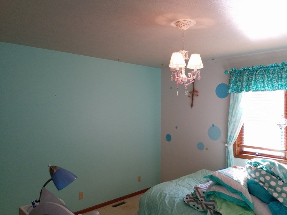 Diseño de dormitorio infantil bohemio de tamaño medio con paredes azules y moqueta